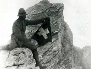1.-Ο-Frederic-Boissonnas-στον-Μύτικα-κατά-την-πρώτη-ανάβαση-στις-2-Αυγούστου-του-1913-700x534